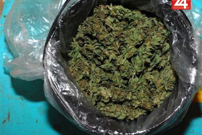 Ilustračný obrázok k článku Mladík (23) díloval drogy Žiarčanom, mal u seba stovky dávok!